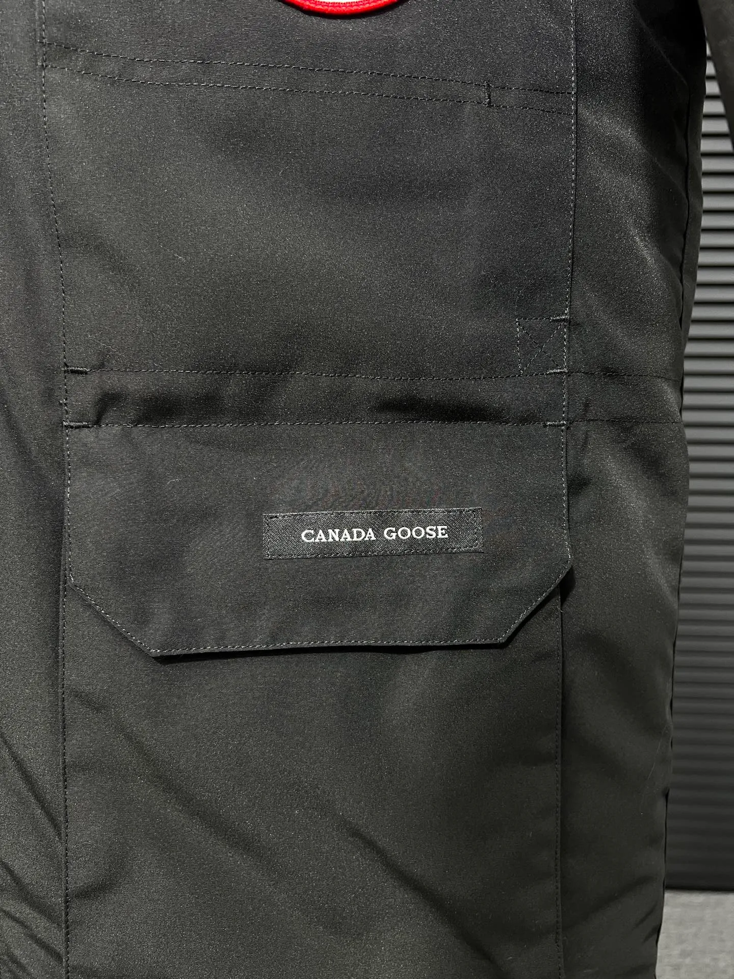 P780 🆕 Top original version, supports chip sensor with handbag 𝗖𝗮𝗻𝗮𝗱𝗮 𝗚𝗼𝘀𝗲 / 🇨🇦 Canada Goose 08 Down Jacket ⚠️ Partners who have been cooperating with us in the past few years know that no matter what is produced outside, our pure genuine trading company ships ❗️ After the test of time, we have received rave reviews. You can compare the market products with us. If you are not satisfied, you can return it at will. You are also welcome to come to ZG to see it and then come to my home to buy‼  1⃣️ The filling is 80% white duck down, with a weight of 500g. Regarding the down content, you can feel it with your hands. Good down has no embarrassment and can be called a walking duvet! 2⃣️ The fabric is made of Feather-Light 10D waterproof coating fabric, which is made of 84.5 polyester fiber and 15.5 cotton. The surface is treated with a special Teflon protective coating produced by DuPont to prevent wind and splash water, and makes the clothing anti-pollution and long-lasting new features! 3⃣️ One-piece seamless cuffs, 13cm official length, all seals are stamped, and all the inner liner is hemmed. The overcoat means sewing all the inner liner once. On the one hand, it is to prevent the velvet from running off, and on the other hand, it can keep the stiffness of the clothes! 4⃣️ Original Yoshida Kogyo Kabushikigaisha zipper, top-grade zinc alloy electroplated zipper with the highest specifications, using precise Japanese craftsmanship, raw materials and management methods. Each zipper can withstand 100,000+ openings and closings 5⃣️ The detachable fur collar is made of top-grade imported wolf fur, which is not comparable to the loose and soft raccoon fur and fake fur on the market. It is a natural Siberian coyote fur collar. The delicate and strong feel is the sense of life that comes from the erosion of wind and frost in nature. 6⃣️ Main logo double-thread 9-needle locking stranded embroidery, electronic digital automatic embroidery, maple leaves with sharp edges. Size: XS-XXL Color: black, off-white, graphite gray, sapphire blue Dark Blue Pink Azure Graphite Gray Black Label Shoulder Width Chest Sleeve Length Clothes Length Recommended Weight kg 67 87 80-90 2XL 58 136 69 89 90-105